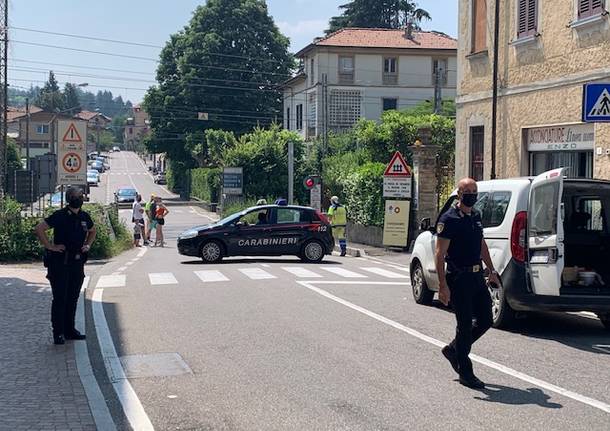 Camion contro sbarra al passaggio a livello di Gazzada Schianno