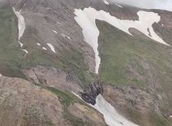 Il volo del 33enne di Cameri: si ferma appena in tempo