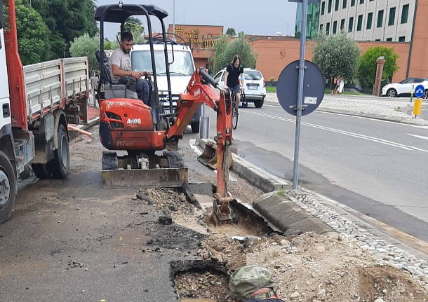 Dopo il guasto alla rete idrica, sacchetti di acqua in distribuzione a Castellanza