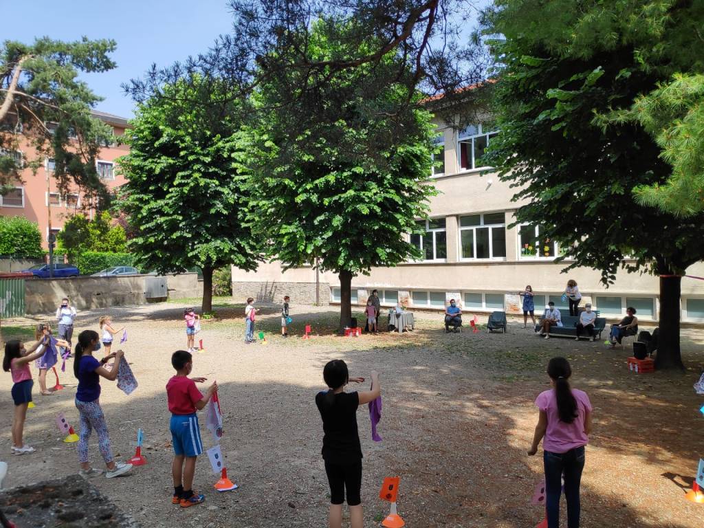 Festa in cortile alla Pascoli