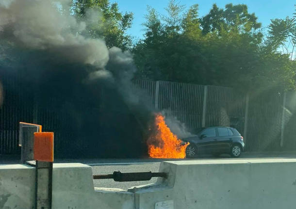 auto fiamme autostrada 