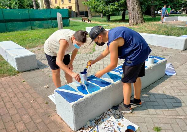 Giovani saronnesi al lavoro per dipingere le panchine del Matteotti 