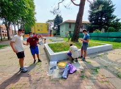 Giovani saronnesi al lavoro per dipingere le panchine del Matteotti 