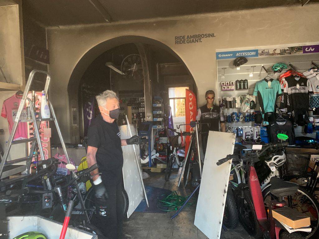 Incendio negozio biciclette Varese