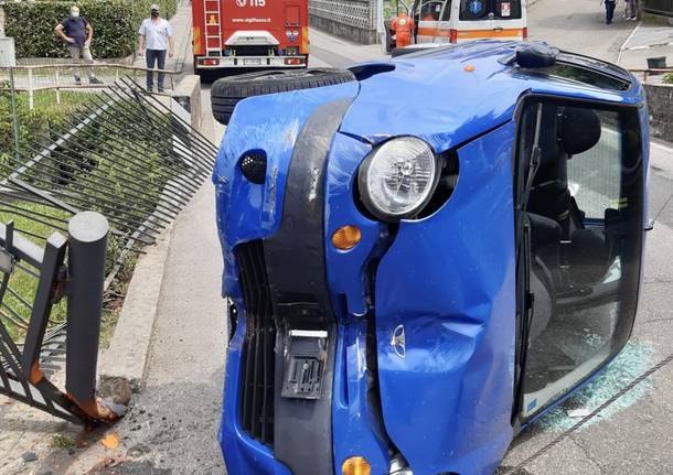 Incidente castronno auto ribaltata 