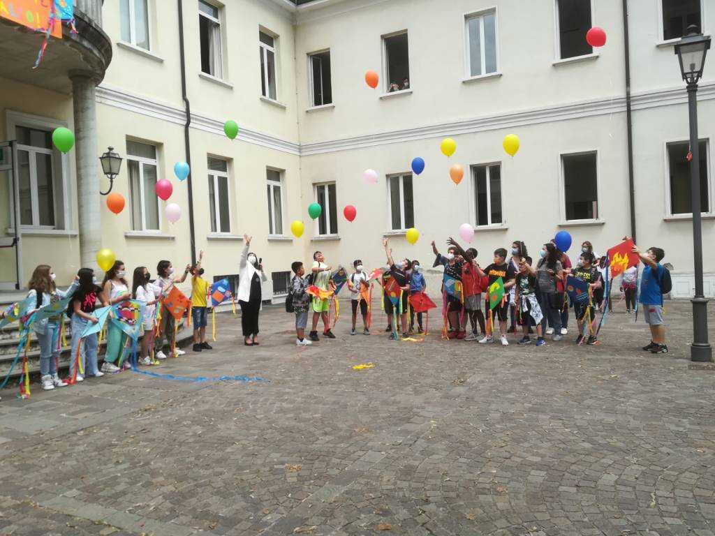 L'istituto comprensivo Via 4 Novembre di Parabiago festeggia gli studenti di quinta