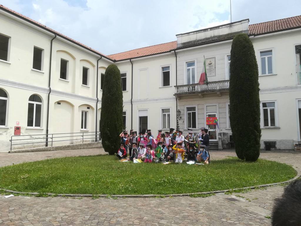 L'istituto comprensivo Via 4 Novembre di Parabiago festeggia gli studenti di quinta