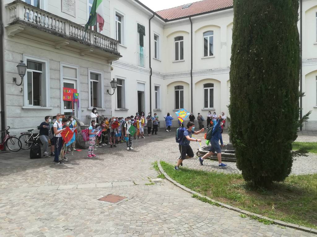 L'istituto comprensivo Via 4 Novembre di Parabiago festeggia gli studenti di quinta