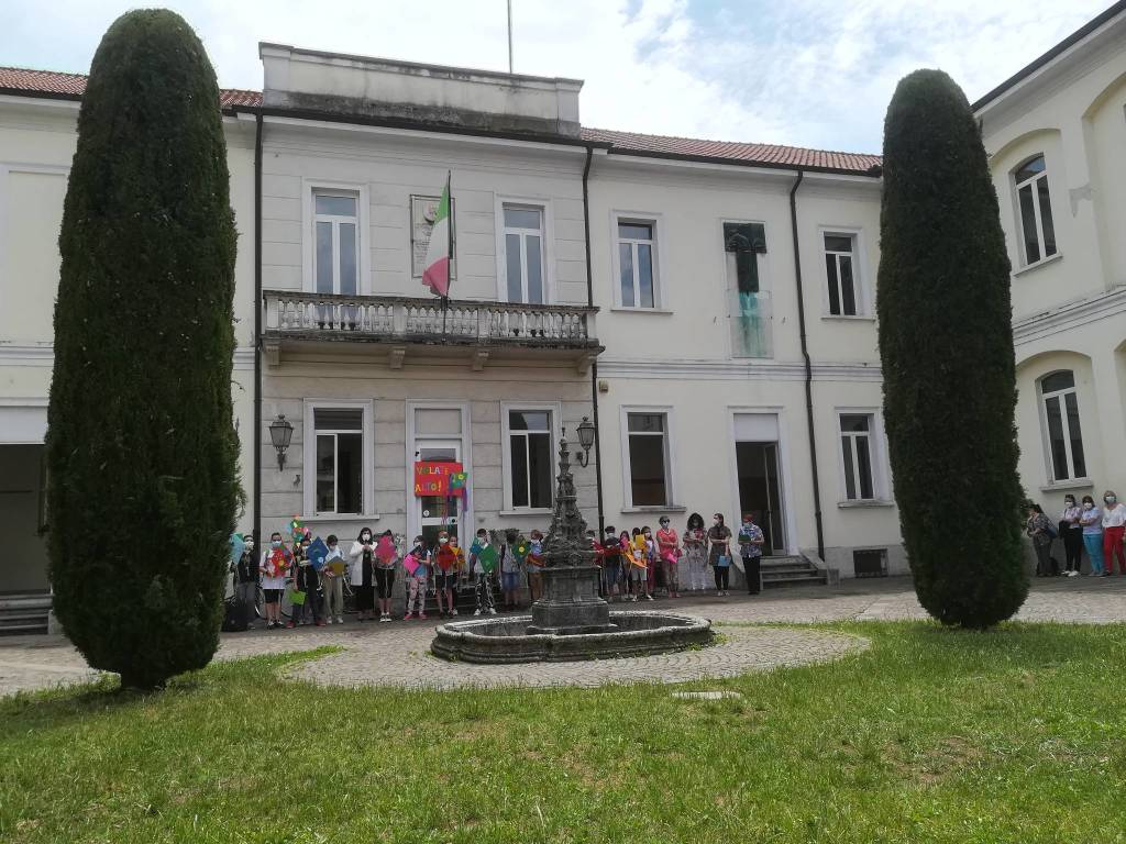 L'istituto comprensivo Via 4 Novembre di Parabiago festeggia gli studenti di quinta