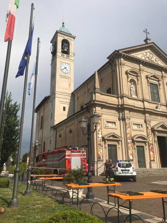 Problemi al campanile, vigili del fuoco e polizia locale in azione a Saronno