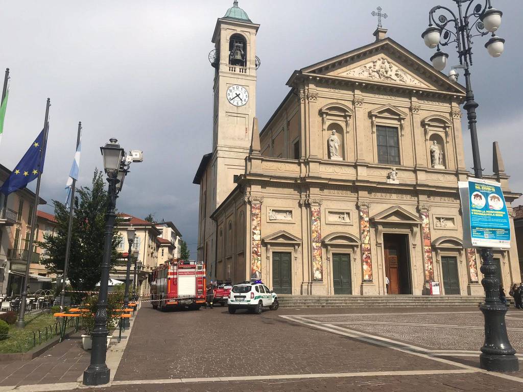 Problemi al campanile, vigili del fuoco e polizia locale in azione a Saronno