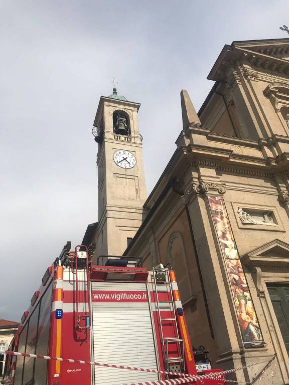 Problemi al campanile, vigili del fuoco e polizia locale in azione a Saronno