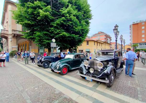 Sapore di storia a Saronno: le auto d'epoca sfilano per le vie del centro