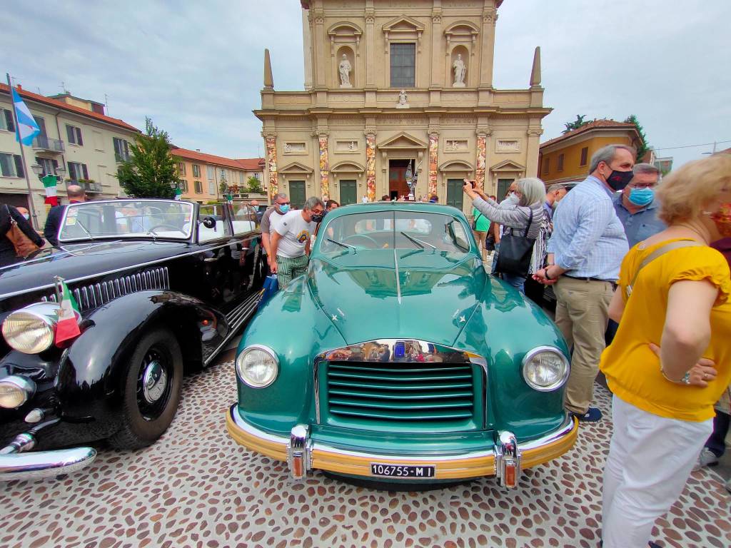 Sapore di storia a Saronno: le auto d'epoca sfilano per le vie del centro