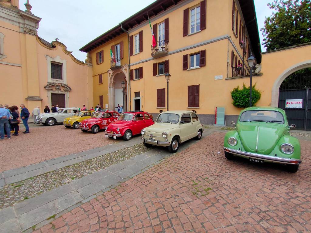 Sapore di storia a Saronno: le auto d'epoca sfilano per le vie del centro