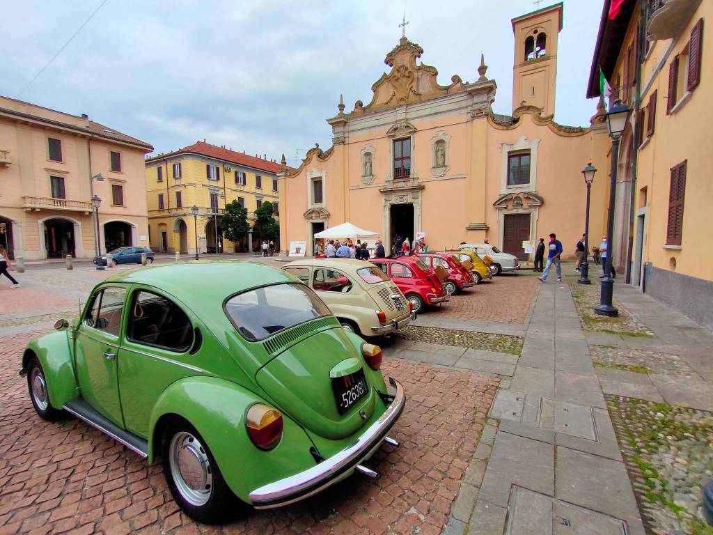 Sapore di storia a Saronno: le auto d'epoca sfilano per le vie del centro