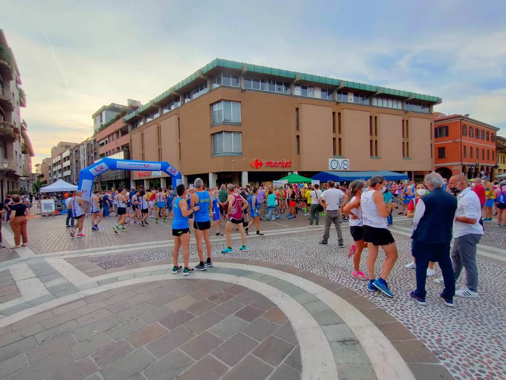 Saronno colorata a festa per la partenza del Running Day 