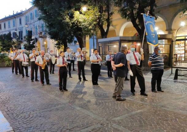 Saronno, la banda cittadina anima la prima serata di shopping sotto le stelle