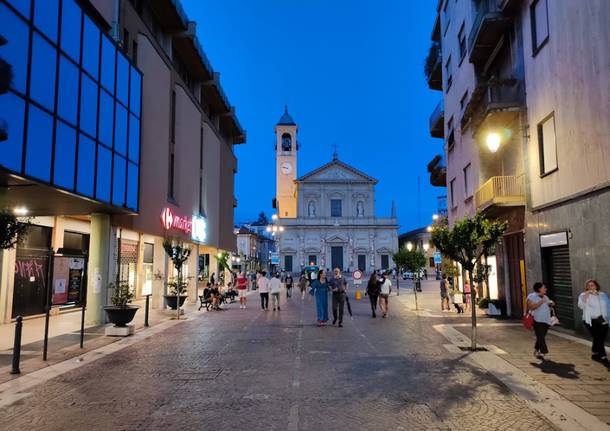 Saronno, la banda cittadina anima la prima serata di shopping sotto le stelle