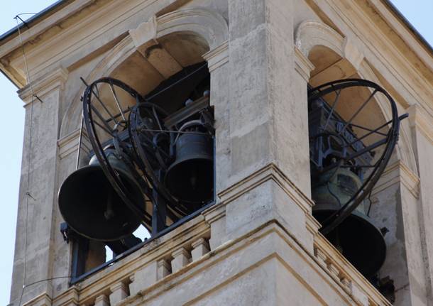 Saronno, tecnici al lavoro per riparare la campana della chiesa 