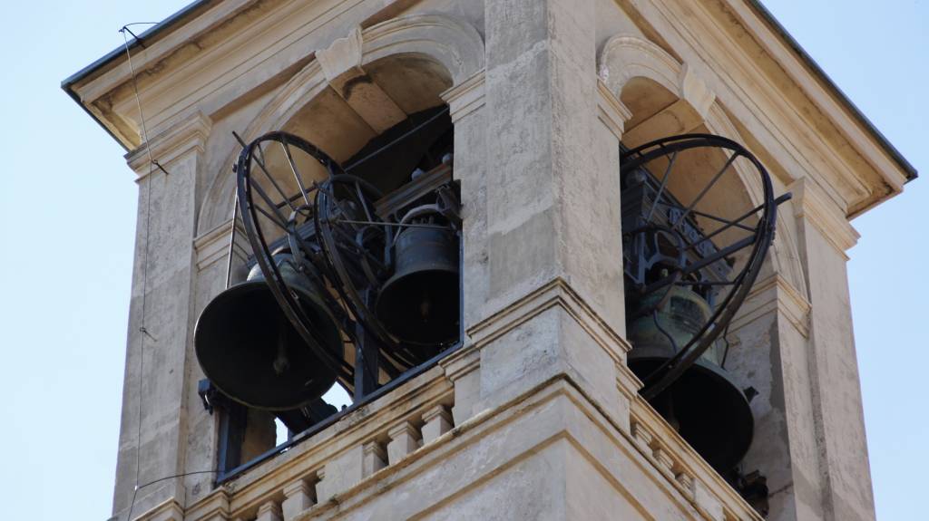 Saronno, tecnici al lavoro per riparare la campana della chiesa 