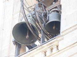 Saronno, tecnici al lavoro per riparare la campana della chiesa 