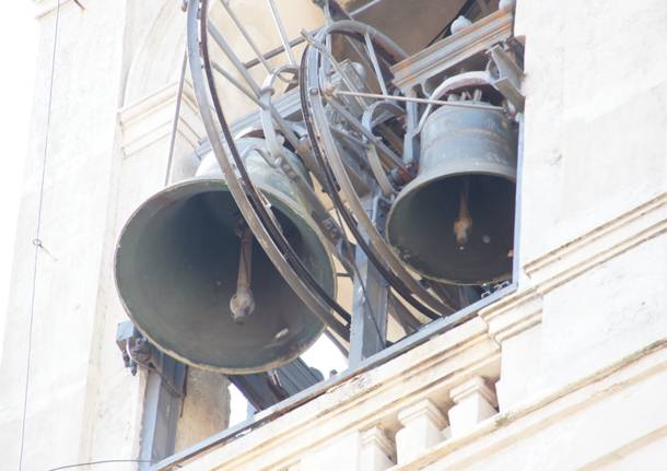 Saronno, tecnici al lavoro per riparare la campana della chiesa dei Santi Pietro e Paolo