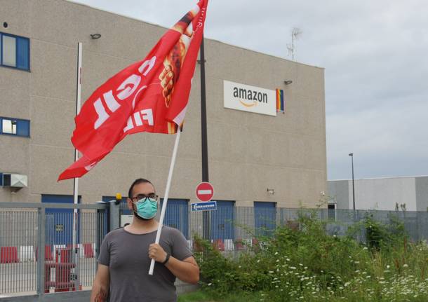 Sciopero al magazzino Amazon di Origgio, i lavoratori: "Si mettano una mano sul cuore"