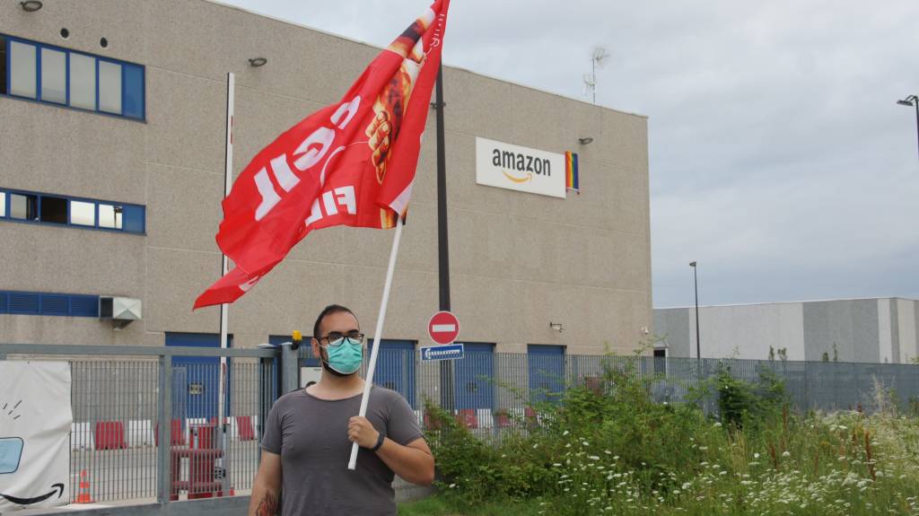 Sciopero al magazzino Amazon di Origgio, i lavoratori: "Si mettano una mano sul cuore"