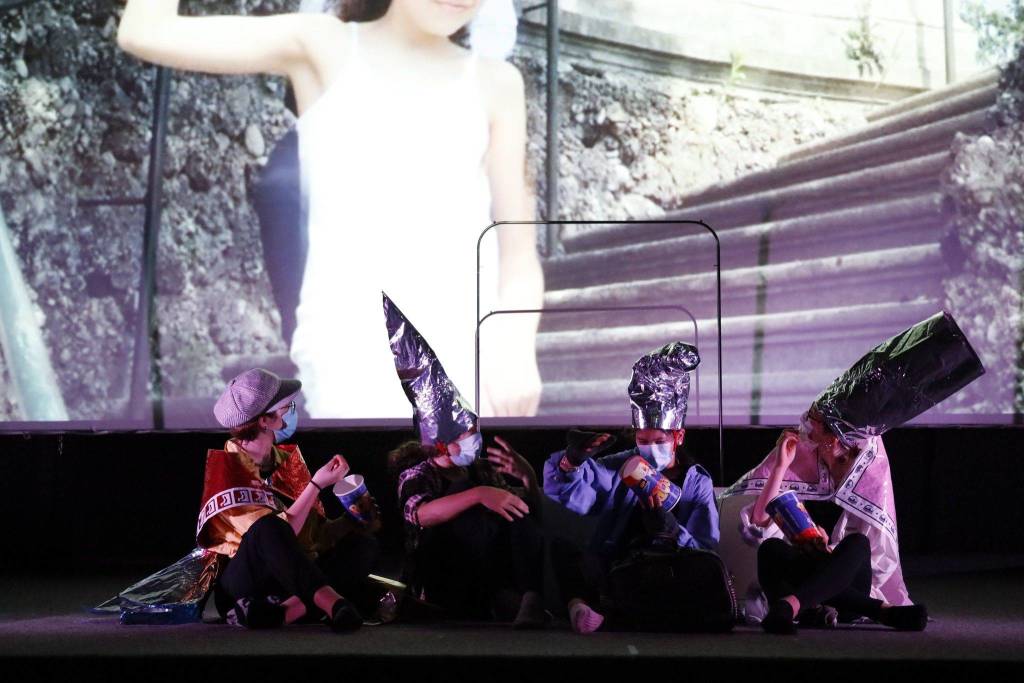 Scuole di teatro Oplà sul palco del Grassi