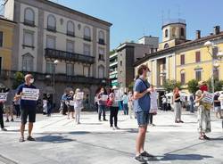 Sentinelle in piedi a Busto