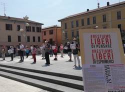 Sentinelle in piedi a Busto