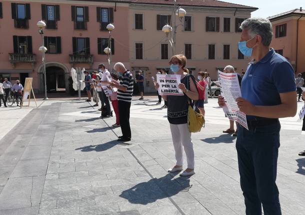 Sentinelle in piedi a Busto