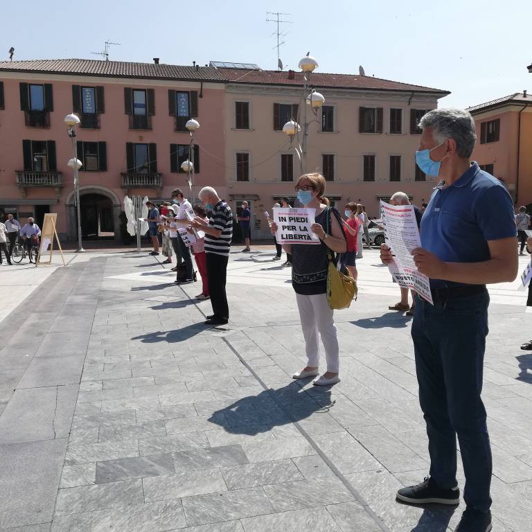 Sentinelle in piedi a Busto