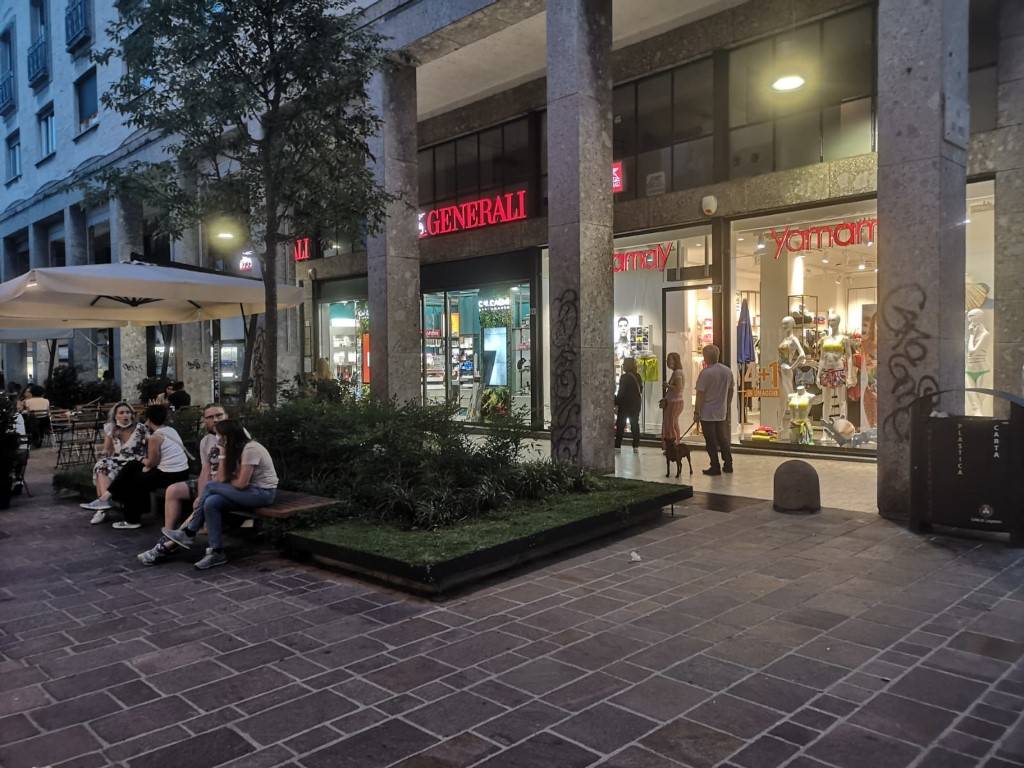 Shopping al mercoledì sera a Legnano