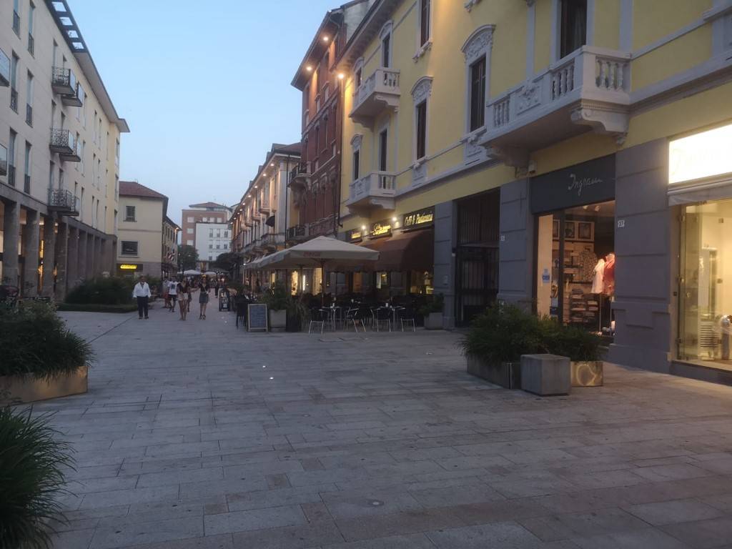 Shopping al mercoledì sera a Legnano