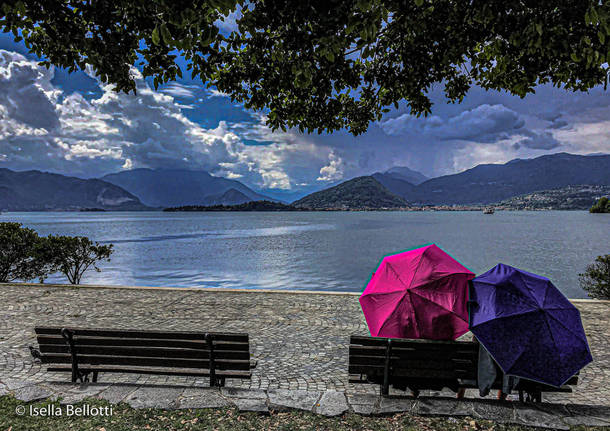 Sotto l'ombrello in riva al lago a Laveno