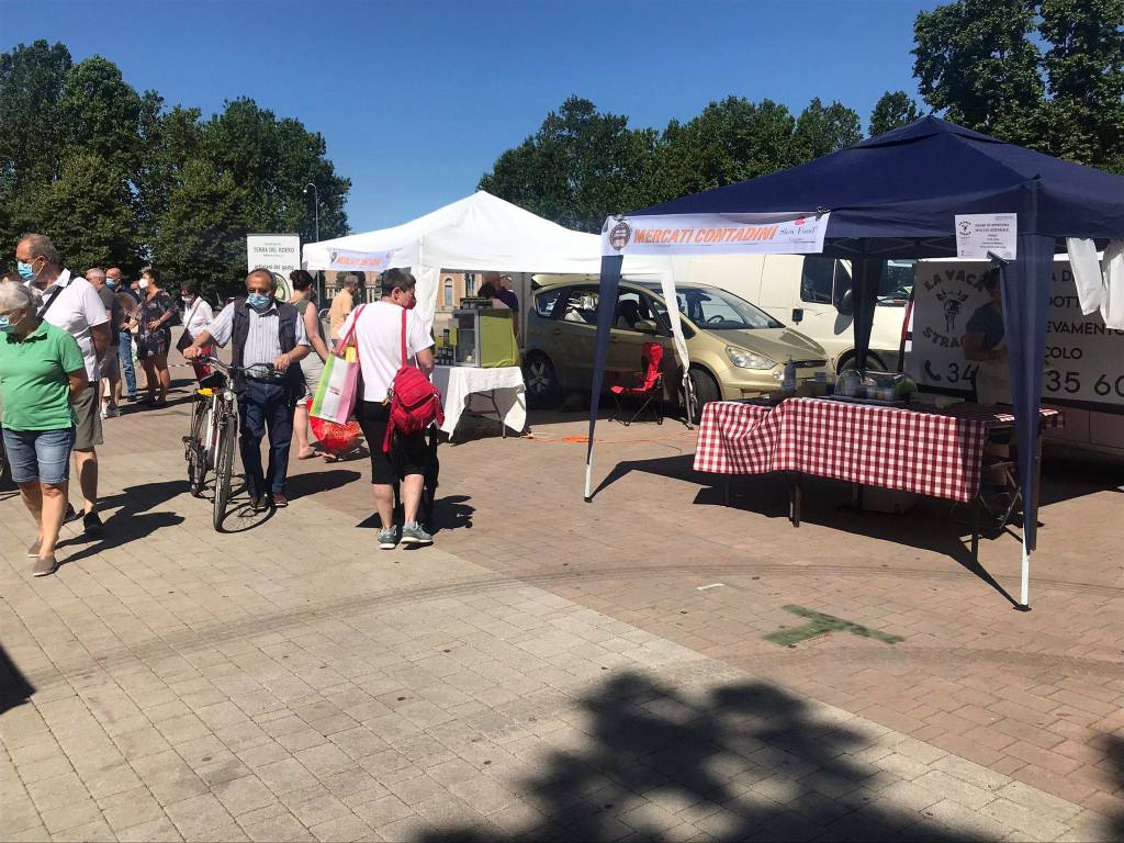 Successo di vendite al Mercato contadino a Legnano