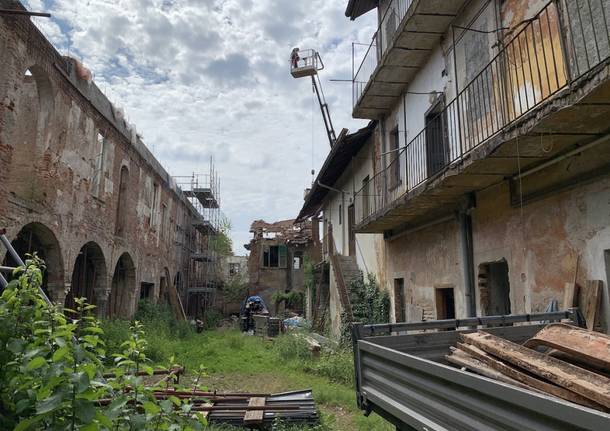 Tradate - Al via la demolizione dell'ex convento di via Crocifisso