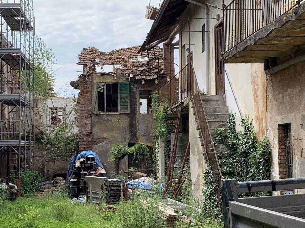 Tradate - Al via la demolizione dell'ex convento di via Crocifisso