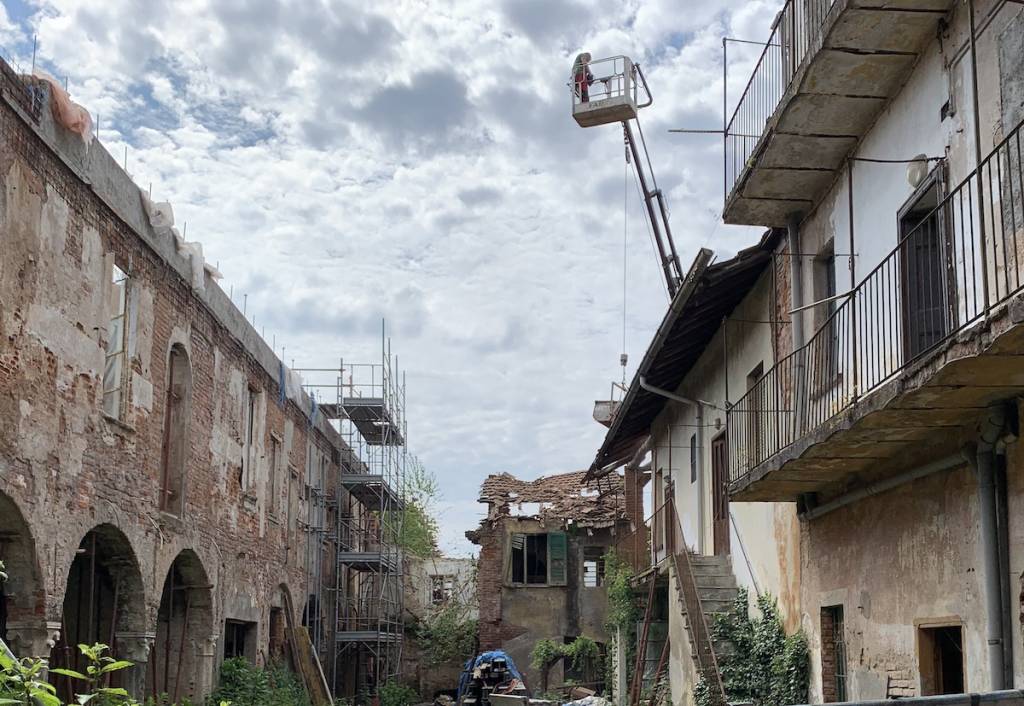 Tradate - Al via la demolizione dell'ex convento di via Crocifisso