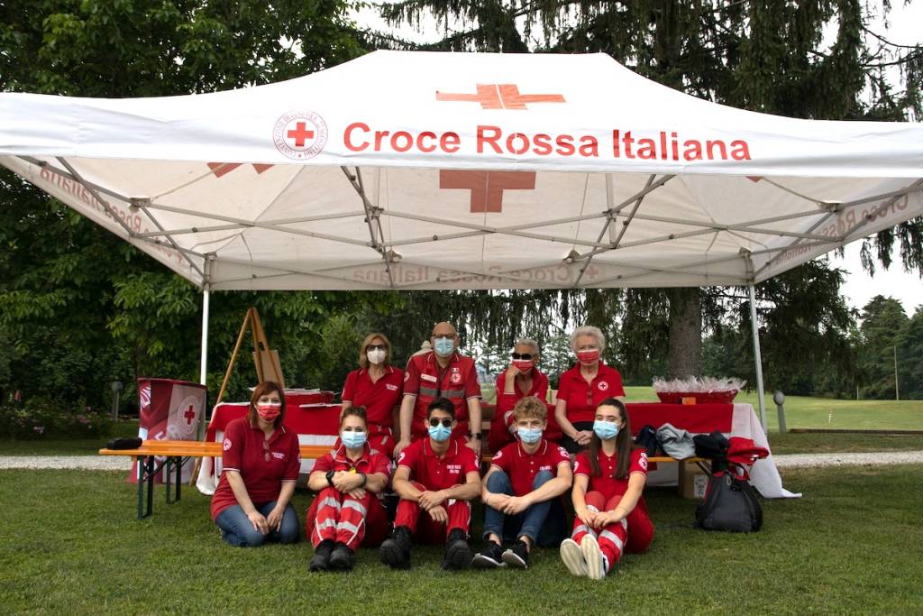 Varese, la cena d'estate della Croce rossa
