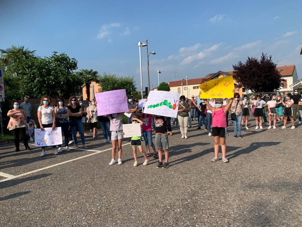 Venegono - Protesta dei genitori per la scuola