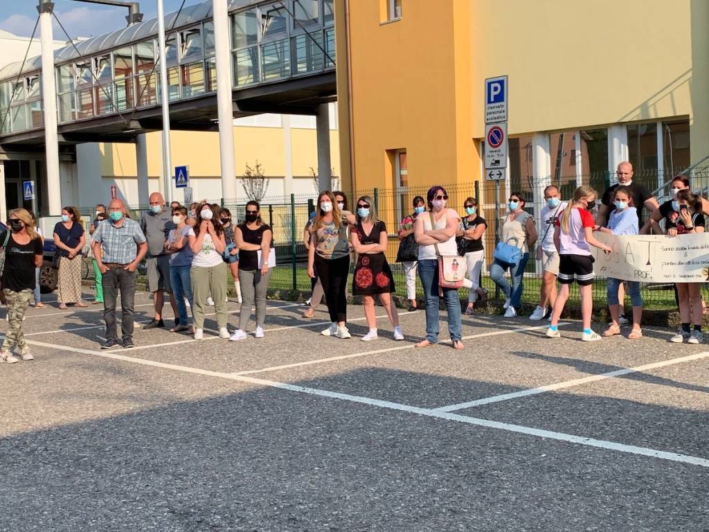 Venegono - Protesta dei genitori per la scuola