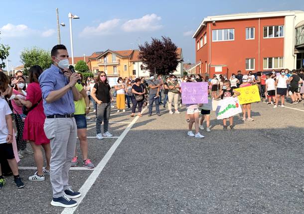 Venegono - Protesta dei genitori per la scuola