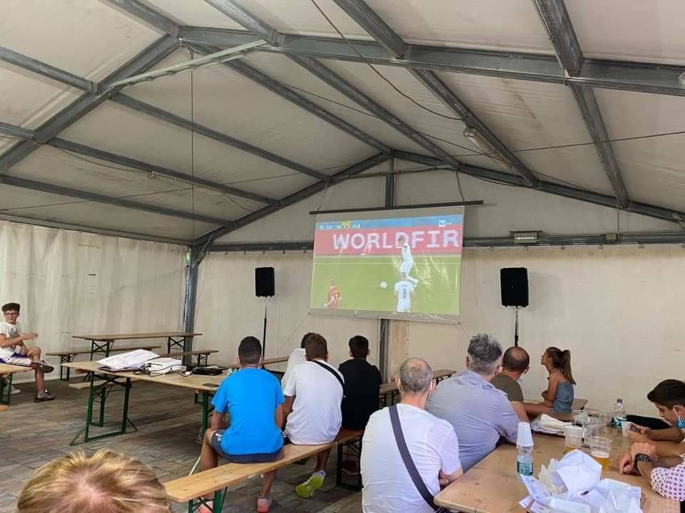 A Fagnano la partita su maxischermo 