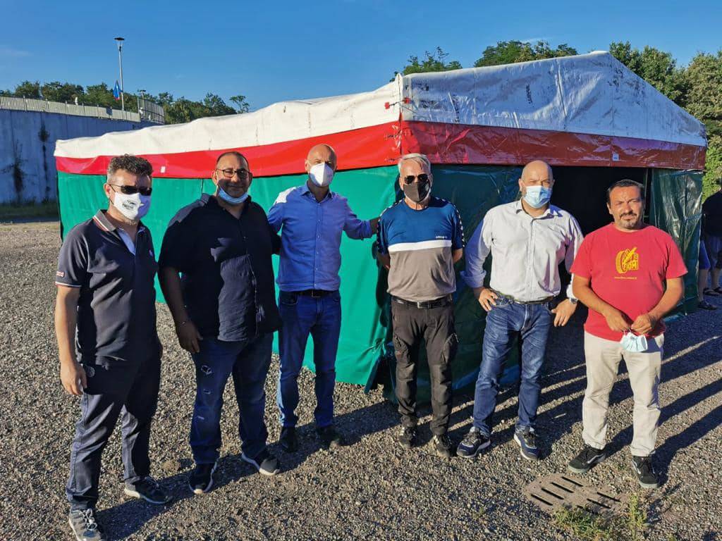 Aiuti, viveri e solidarietà per i lavoratori della Gianetti Ruote di Ceriano Laghetto