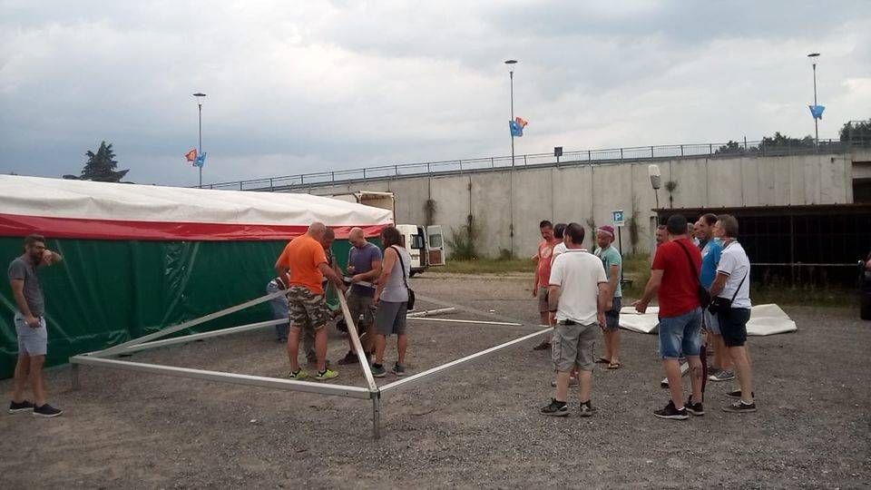 Aiuti, viveri e solidarietà per i lavoratori della Gianetti Ruote di Ceriano Laghetto