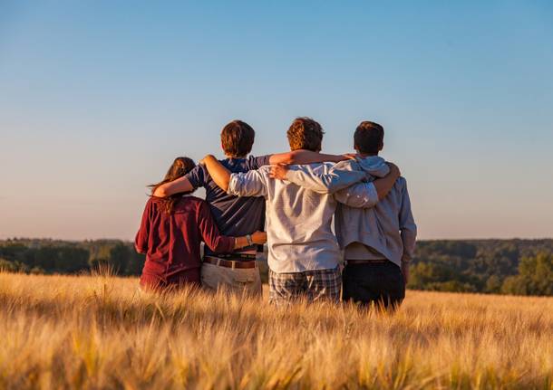 amici adolescenti ragazzi volontariato 