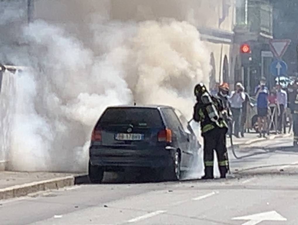 Auto incendiata in via Staurenghi a Varese